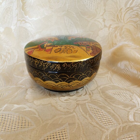 Hanoi Daewoo Vietnam wooden covered bowl. Painted scene, Gold embellished side. - Picture 6 of 11